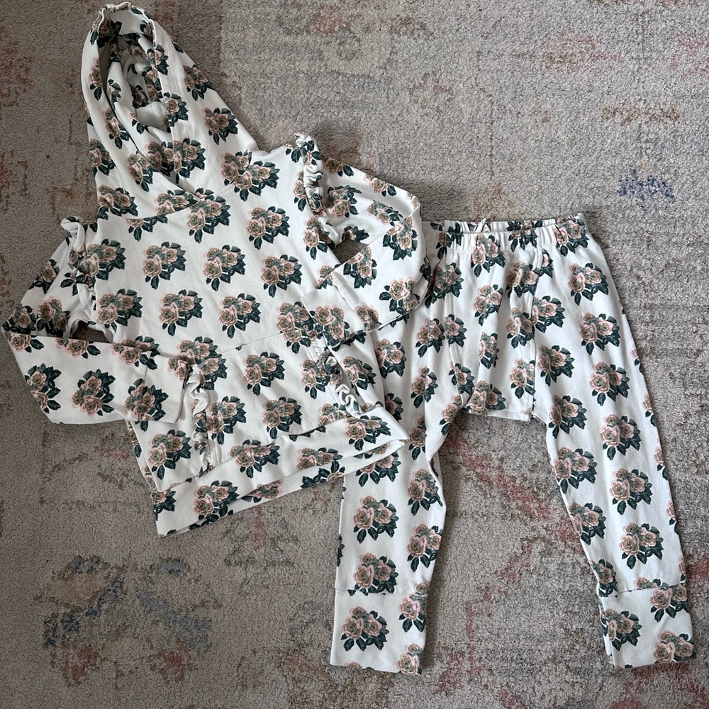 Kate Quinn little girls 4t sweat suit (runs smaller-3t)